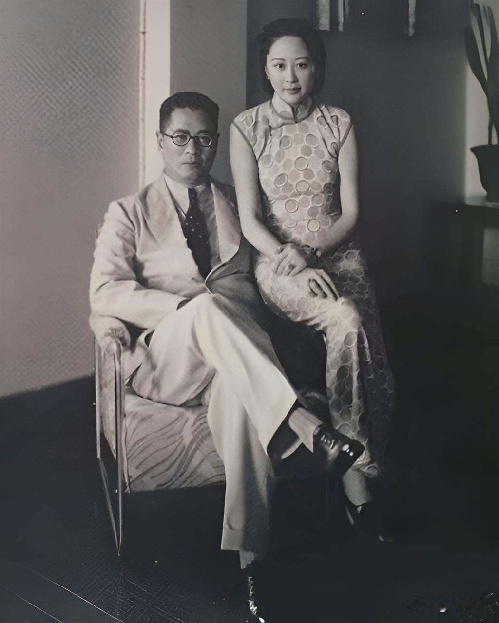 1939年，菲律宾马尼拉的一家酒店里，23岁的孔令侃与40岁的白兰花举办了一场婚