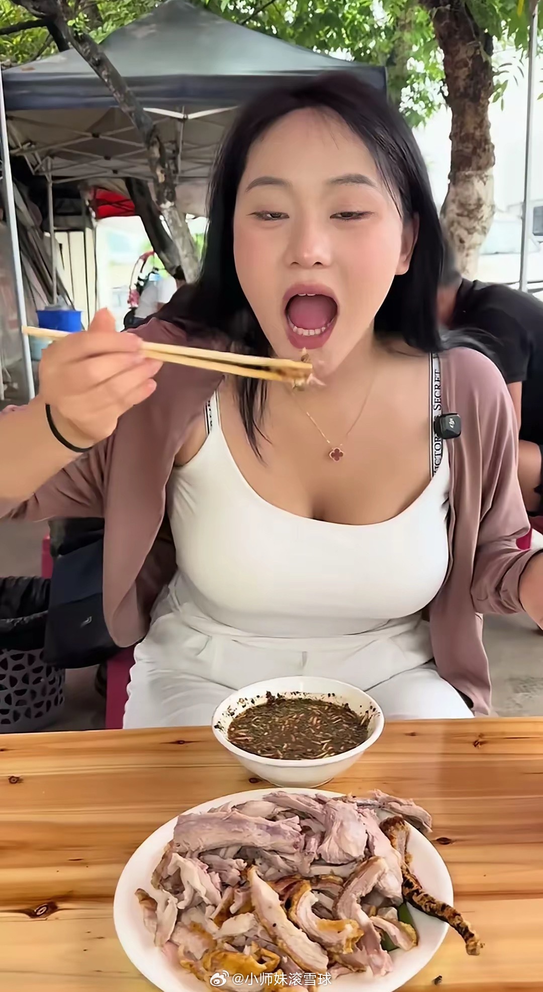 你见过傣族姑娘，吃烤猪肉吗？