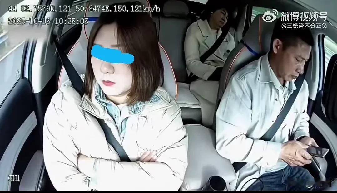 太惨了,网约车司机开起智驾后玩手机结果失控撞车多名乘客受伤。事发10月16日上午