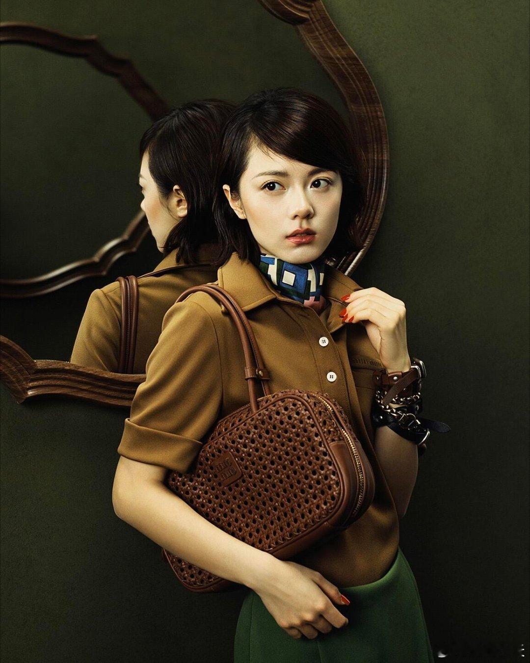 赵今麦V中文版二月刊封面赵今麦V中文版封面，可爱又会拍，时尚表现力越来越好了！V