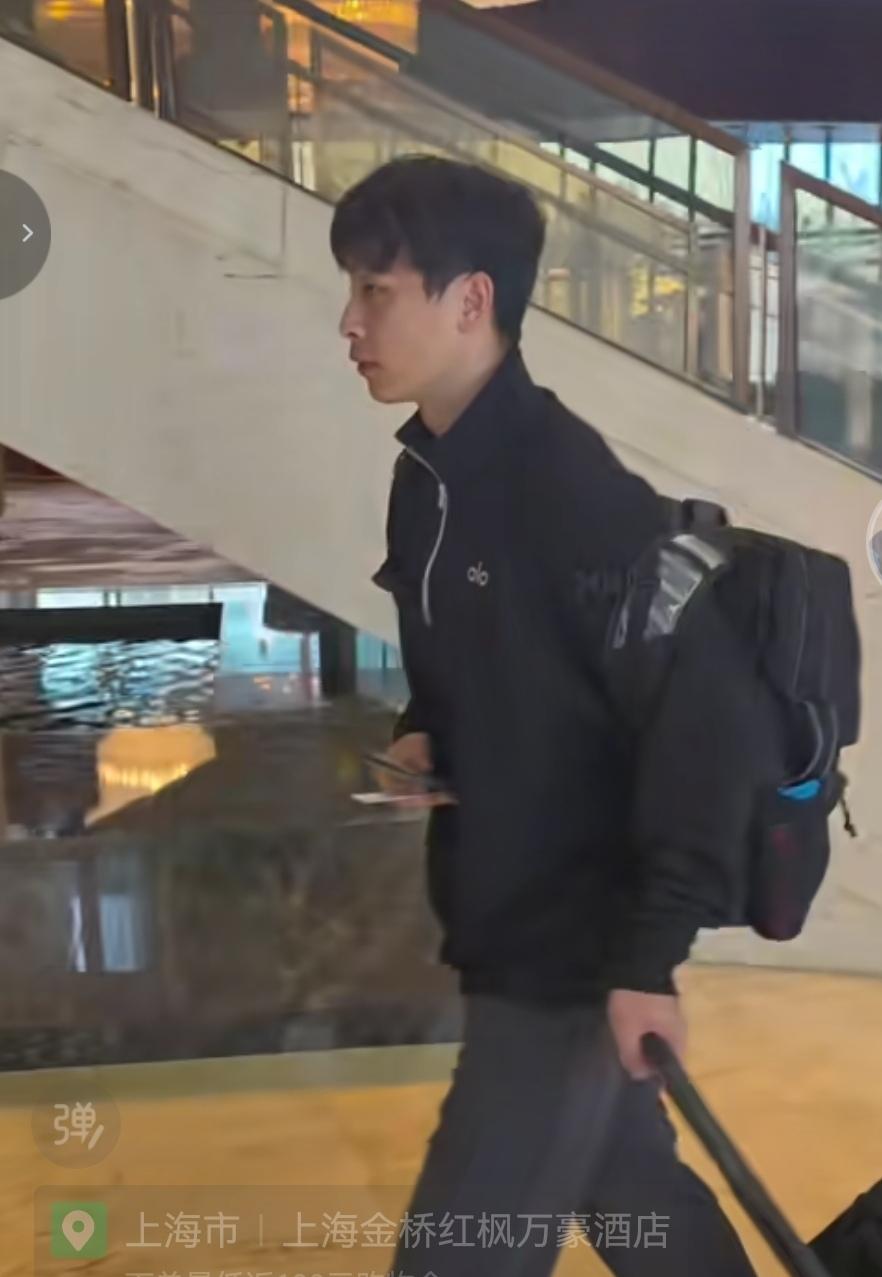 申花球迷彻底的格局真的太大了！今天国足球员集中在上海，明天出发去澳大利亚备战热身