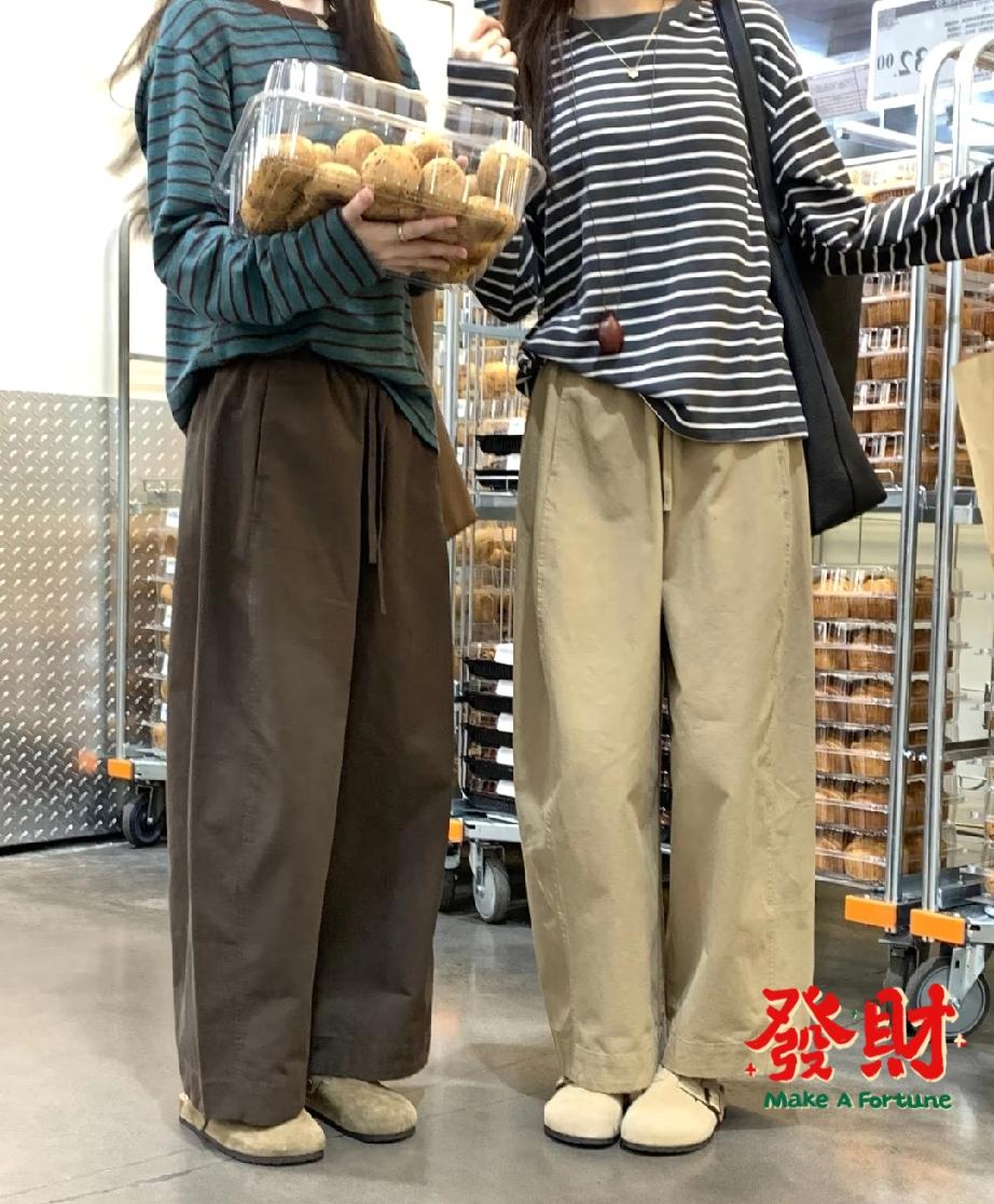 昨天老伴拽我去逛商场，说给我也买条裤子。我指着满大街姑娘穿的拖地裤说“这玩意儿能