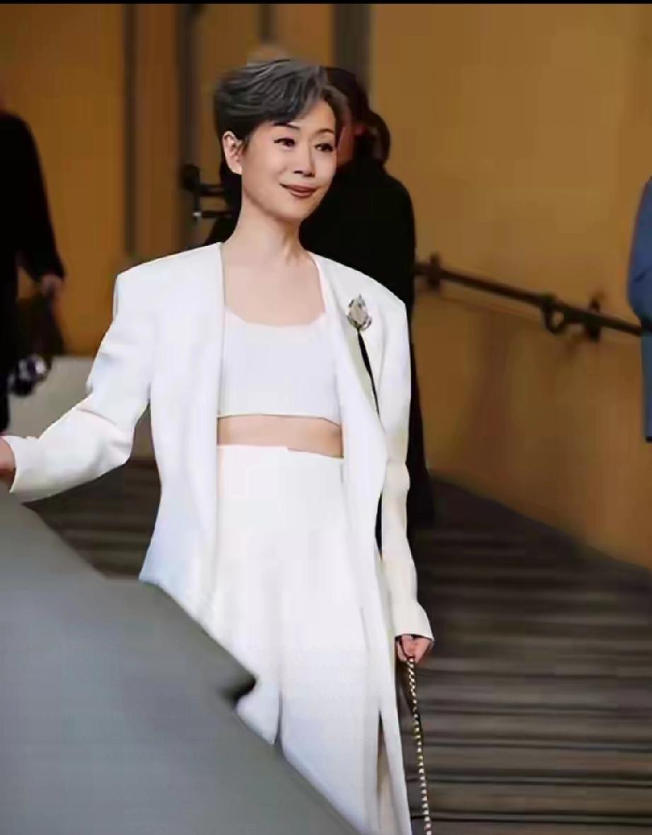 米兰时装周中国明星生图曝光！叶童暴瘦，杨幂陷争议，陈妍希假发尴尬