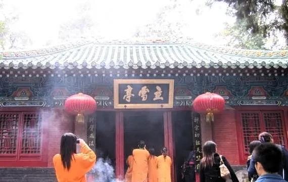 立雪亭不让避雨，这次站队少林寺8月7日，河南嵩山少林寺景区突降暴雨