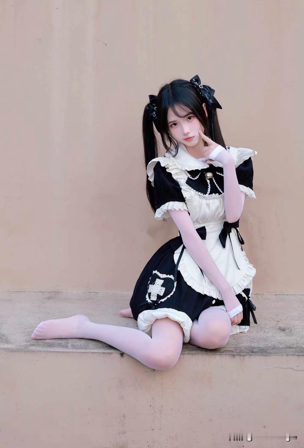 一个穿洛丽塔裙的女孩坐着。