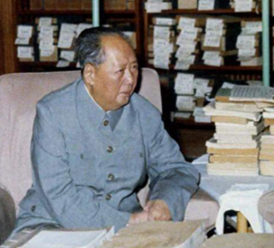 1949年开国大典结束后，毛主席到凌晨4点多才吃饭，他哽咽着对警卫员李家骥说：“