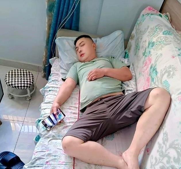 安徽男子王涛，刚把重病父亲送进养老院，自己却在睡梦中猝死了。王涛照顾重病父亲大半
