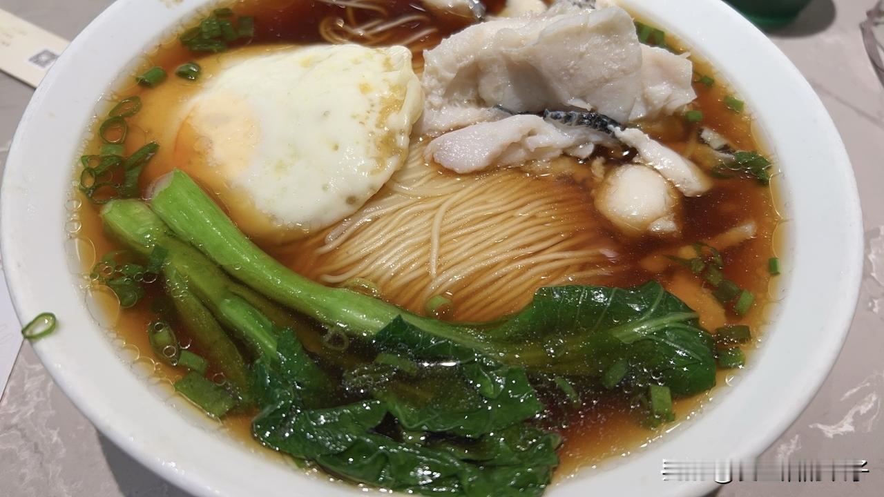 哈哈，我中午吃的这碗面，可不是普通的阳春面哦～它是黄鱼面！🐟也就是阳春面的
