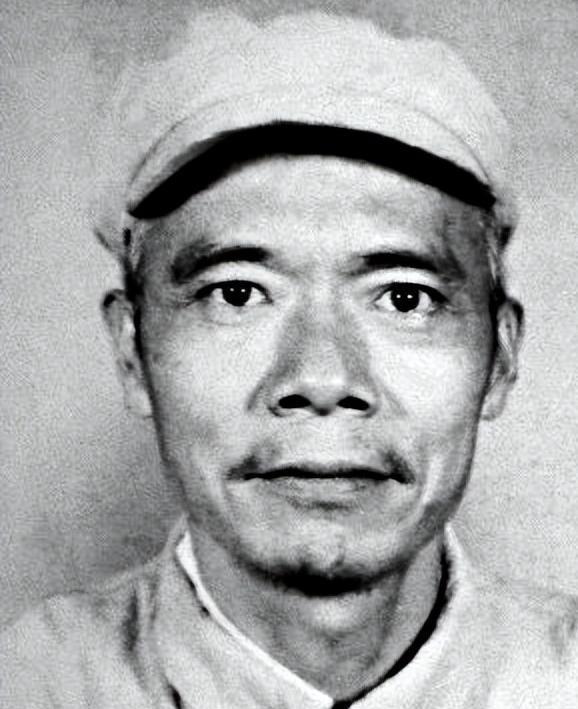 1937年，一地下党正在和一家米店老板玩牌，那个老板望了他一眼后，慢悠悠的告诉他