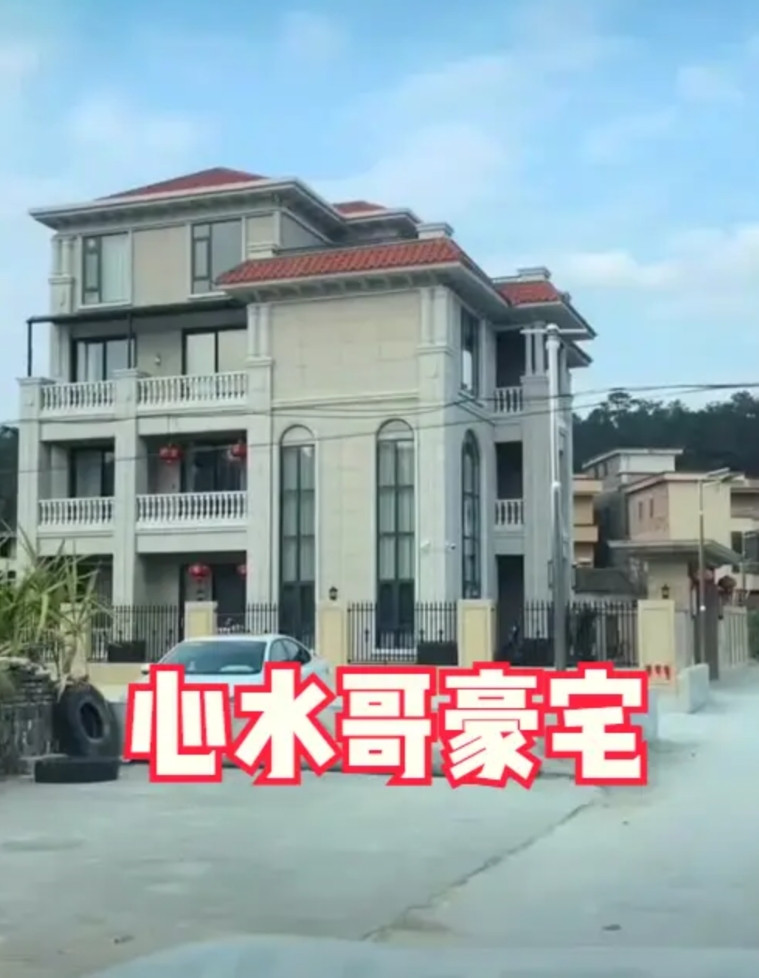 和广东心水哥回村建豪宅比起来，广西许华升不刮外墙才是人间清醒。两人都是农村出