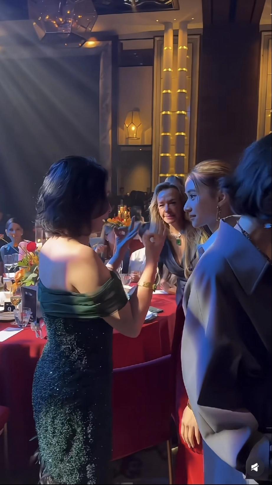 何超琼参加巴塞尔艺术晚宴，这身材从侧面看简直绝了，完全不像是64岁的老太太，连何