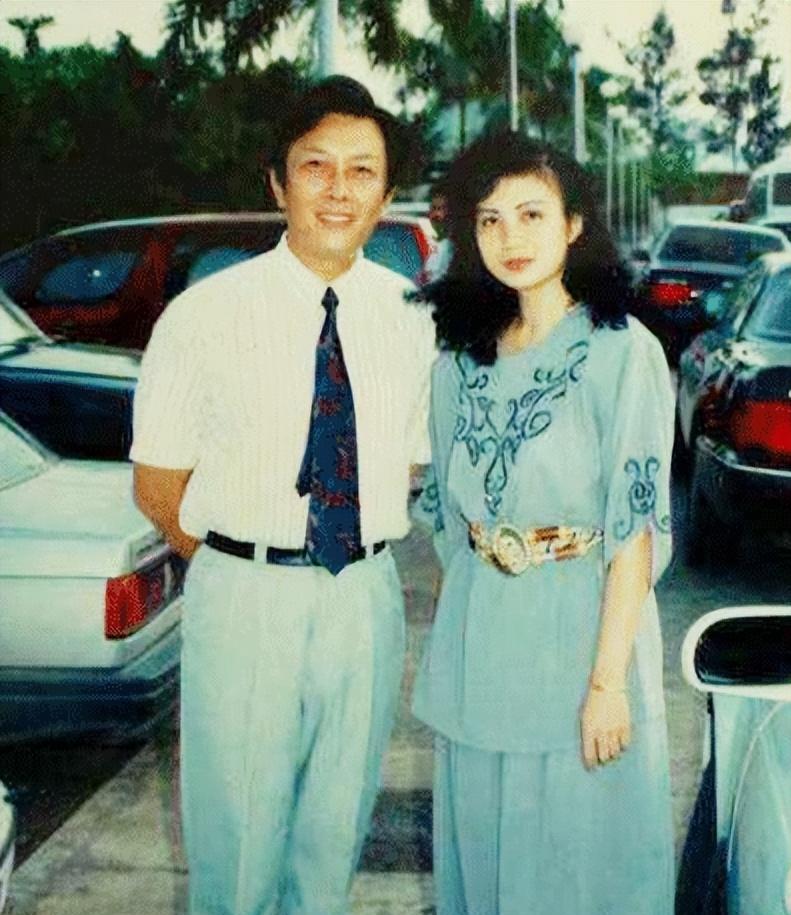 1990年除夕夜，唐国强的妻子洗完澡化完妆，穿上一身新衣，用一根绳子结束了自己的