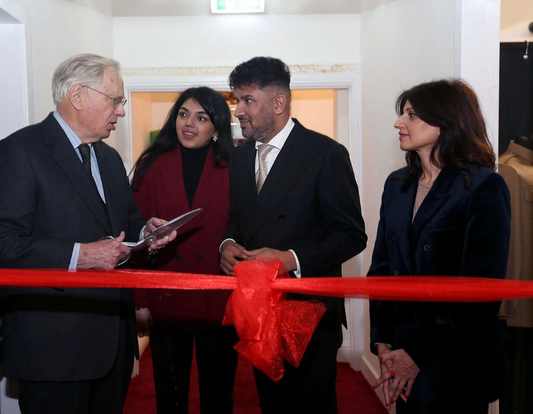 英国王室2025年11月28日，格洛斯特公爵在布拉德福德为IK高级定制服饰学