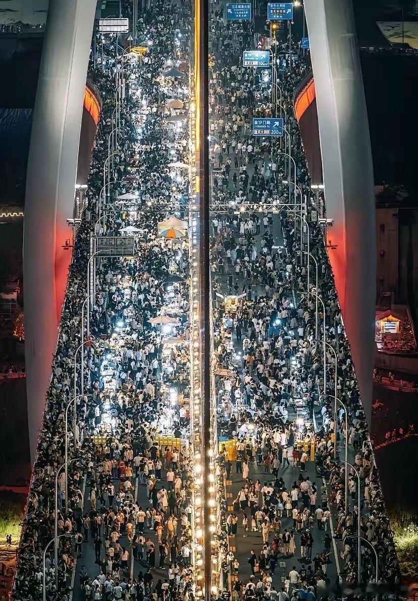昨天晚上的重庆不愧是国内热门旅行城市至少有1亿人
