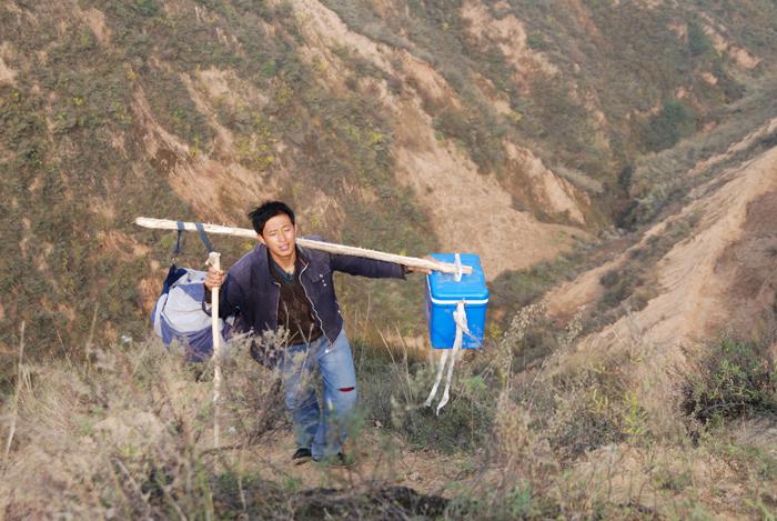 1996年，陕西16岁男孩考上卫校，家里却没钱，绝望时，乡亲们竟凑了3025元给