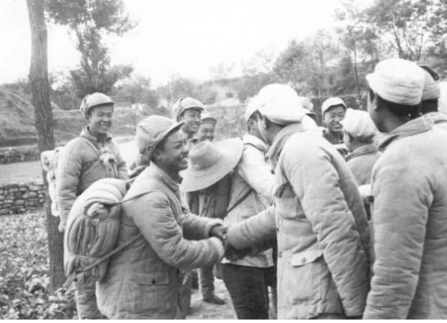 1942年夏，清河区派遣2名交通员，运送160两黄金的组织经费。走到鹿角山一带时