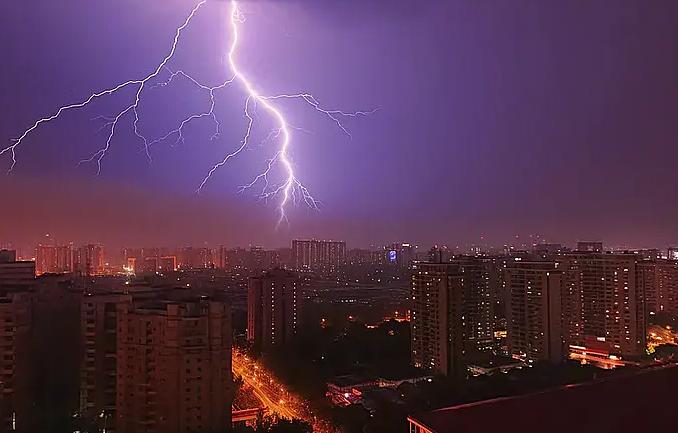 为什么先看到闪电后听到雷声？答案其实很简单：光跑得比声音快太多了，光的传播速