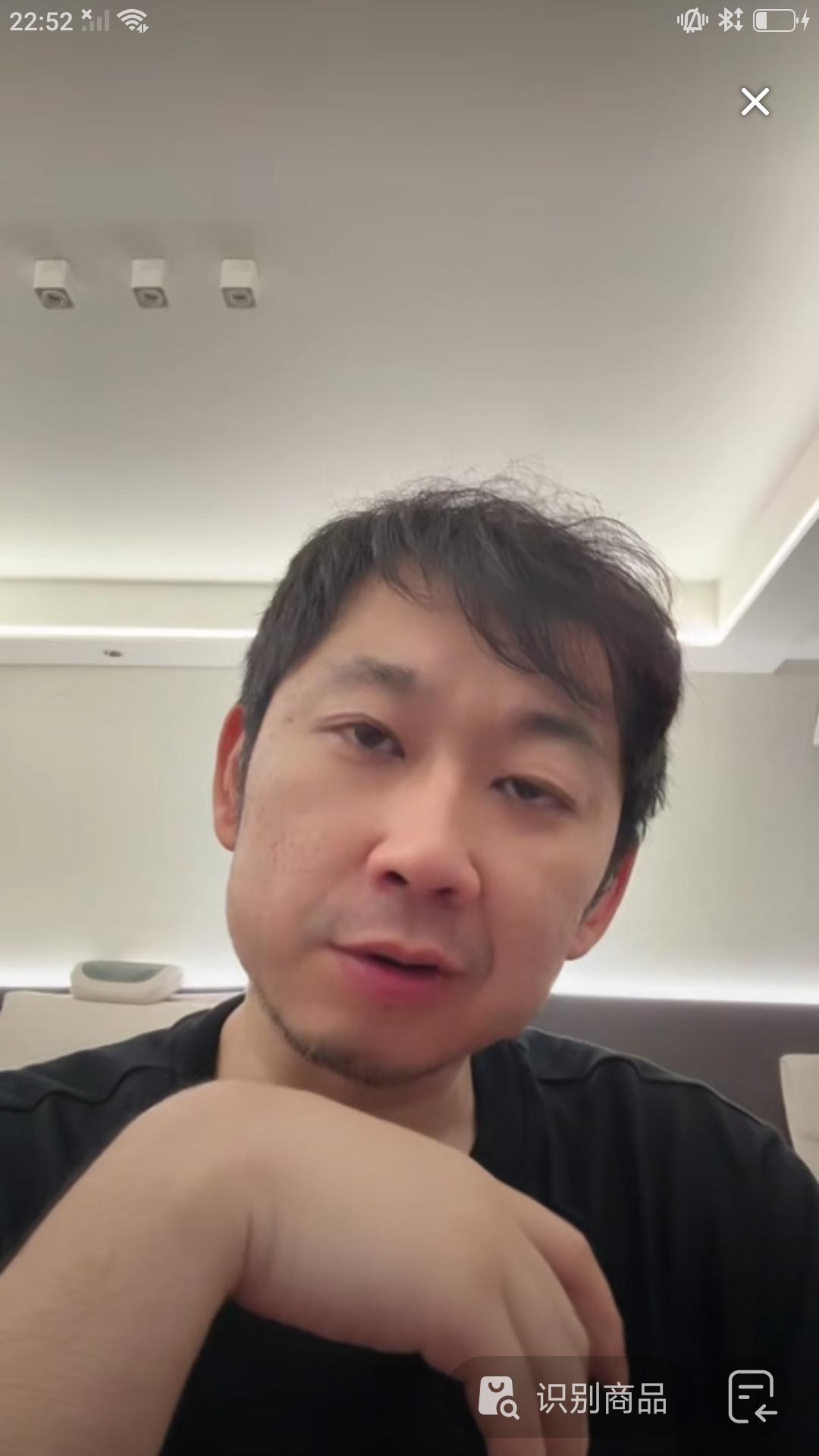 北京时间昨晚，国内篮球记着贾磊开启直播与球迷聊天，并回答球迷关心，关注的问题。在