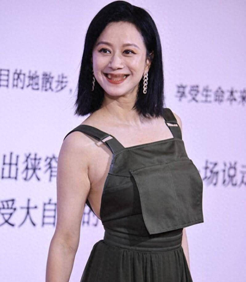 46岁倪虹洁不走寻常路！选军绿薄纱长裙惊艳全场，身材高挑气质绝了