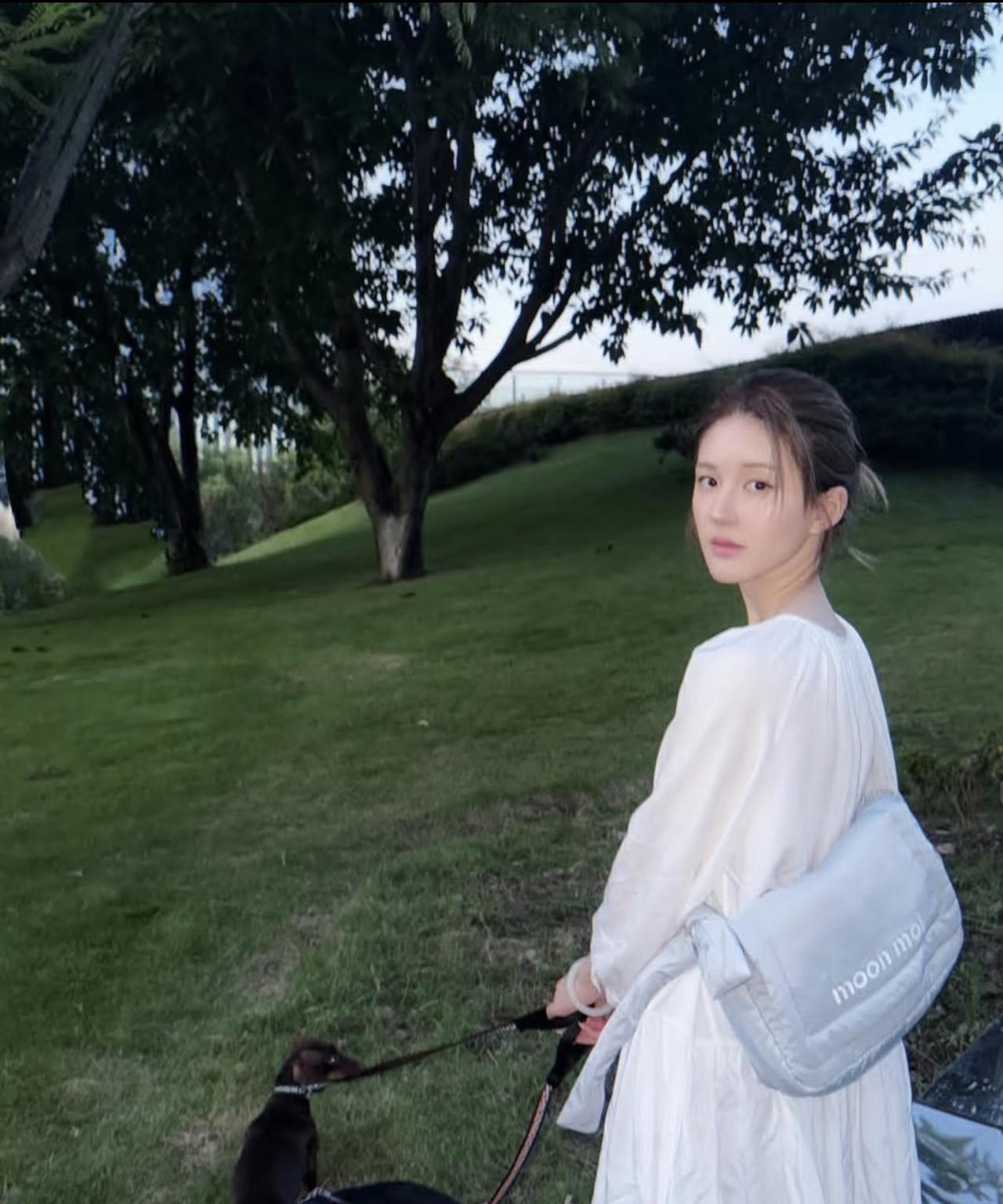 赵露思社交平台更新，第一张美美哒，第二张这就是她，那个搞笑的她。赵露思已经两个