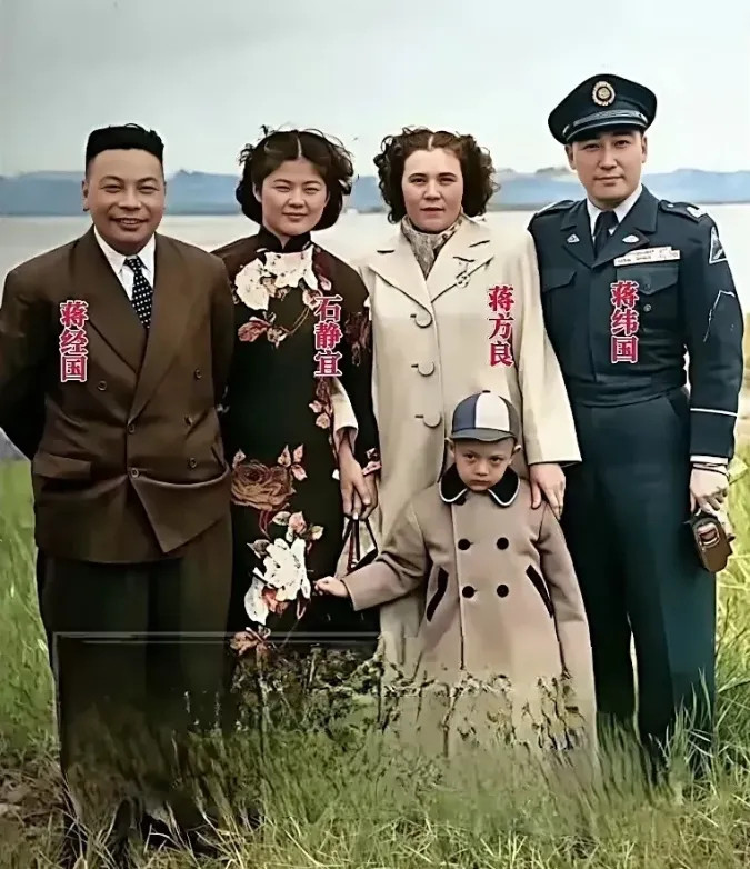 这张1949年摄于杭州的老照片，是蒋家在大陆留存不多的家庭合影。