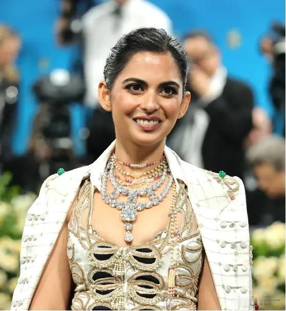 印度首富女儿惊艳MetGala！脖子上亿钻石项链，轻松碾压一众巨星在众星云集