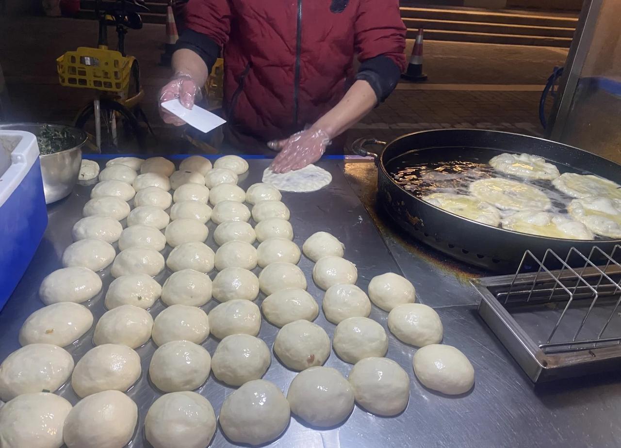 小区门口的听障小哥最近小区门口多了个卖肉饼的小哥，小哥一边做肉饼，一边还在向远