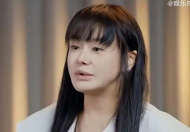 终于明白大家为什么很难喜欢冉莹颖了，看看去年黄勇婚礼上的邹市明就知道了。 2