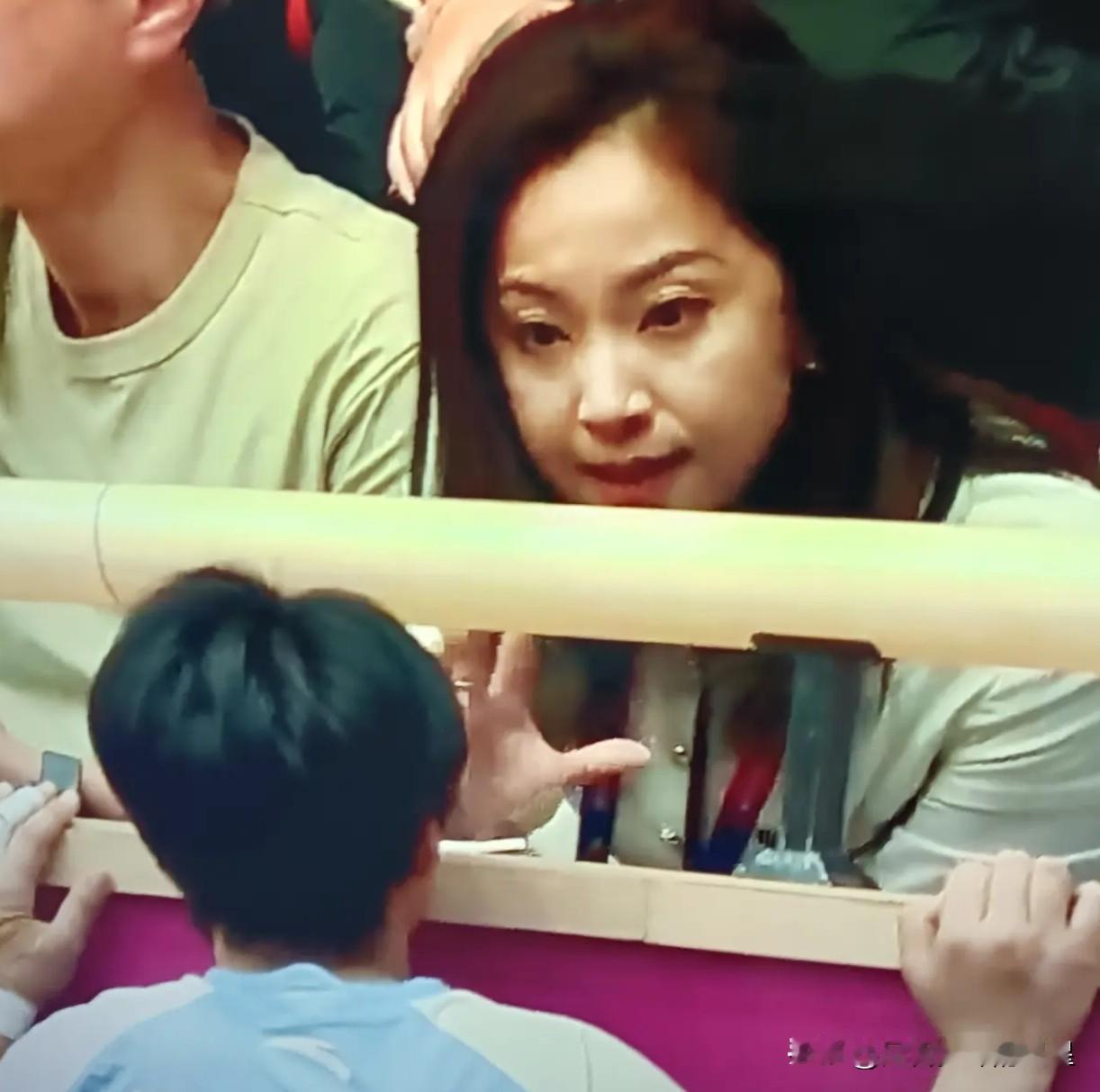 王茜在看台亲自指导自由人！天津女排这场球到底怎么了？比赛间隙，镜头捕捉到王茜