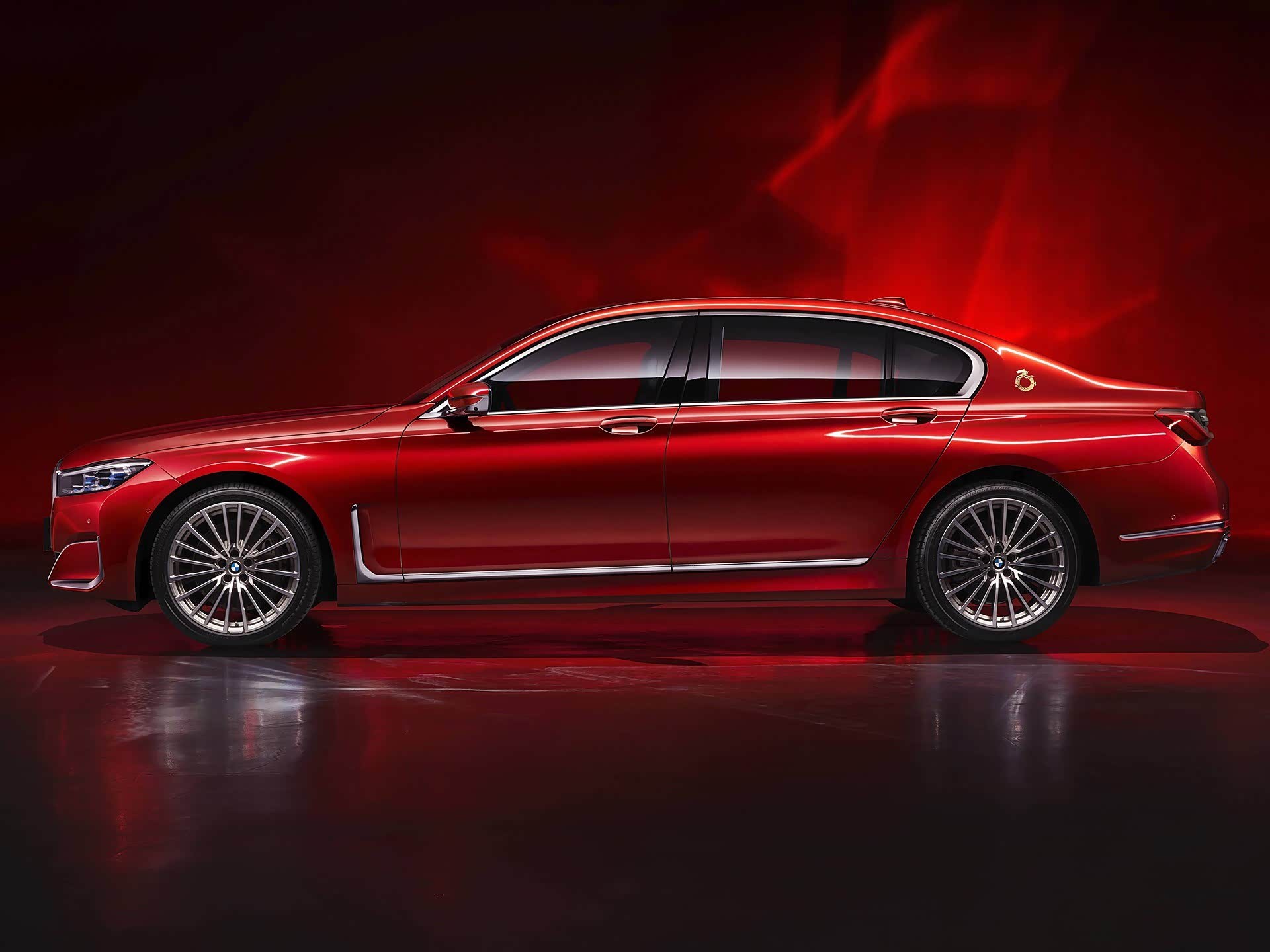 蔚来ES9实车曝光，我找了张ES8几乎同角度的图，对比一下车头的高度和垂直角度很