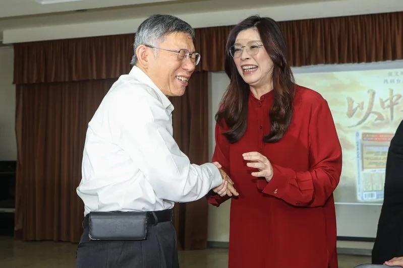郑丽文当选党主席后，首度与柯文哲同台新党市议员侯汉廷今天举行新书“以中华之名”