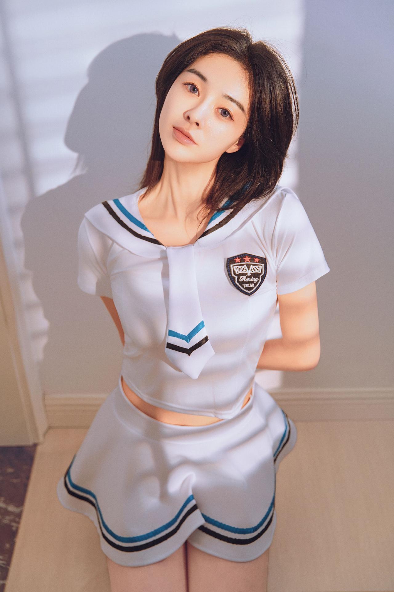 女生拍照姿势制服写真拍照模特