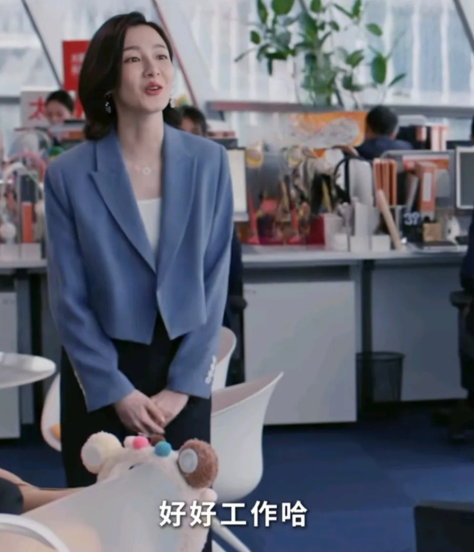 《蛮好的人生》中，薛晓舟逆袭夺业绩王，四百万大单破新人纪录。唐玲态度骤变，从羞辱