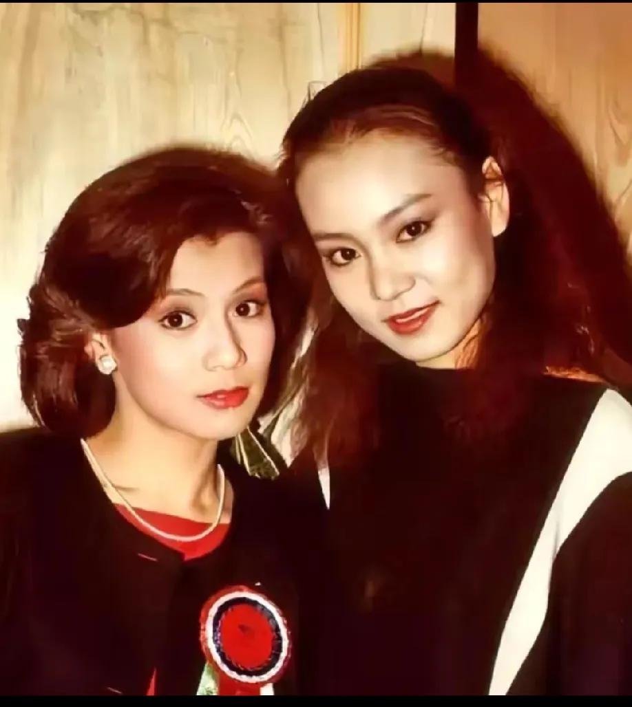 翁美玲和刘雪华的罕见合影。这张照片拍摄于1982年。她们都是出生于1959年