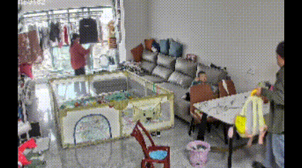 一位妈妈在厨房洗碗让孩子爸爸看一会小孩爸爸觉得一岁多的孩子已经有了安全意识，