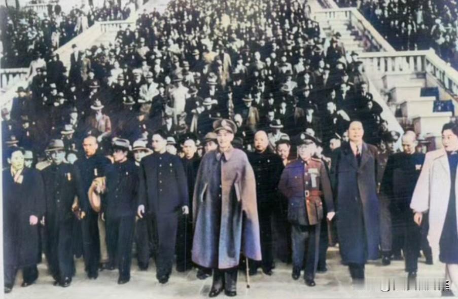1949年1月21日，蒋介石在宣布下野后，由儿子蒋经国、蒋纬国陪同，最后一次拜谒