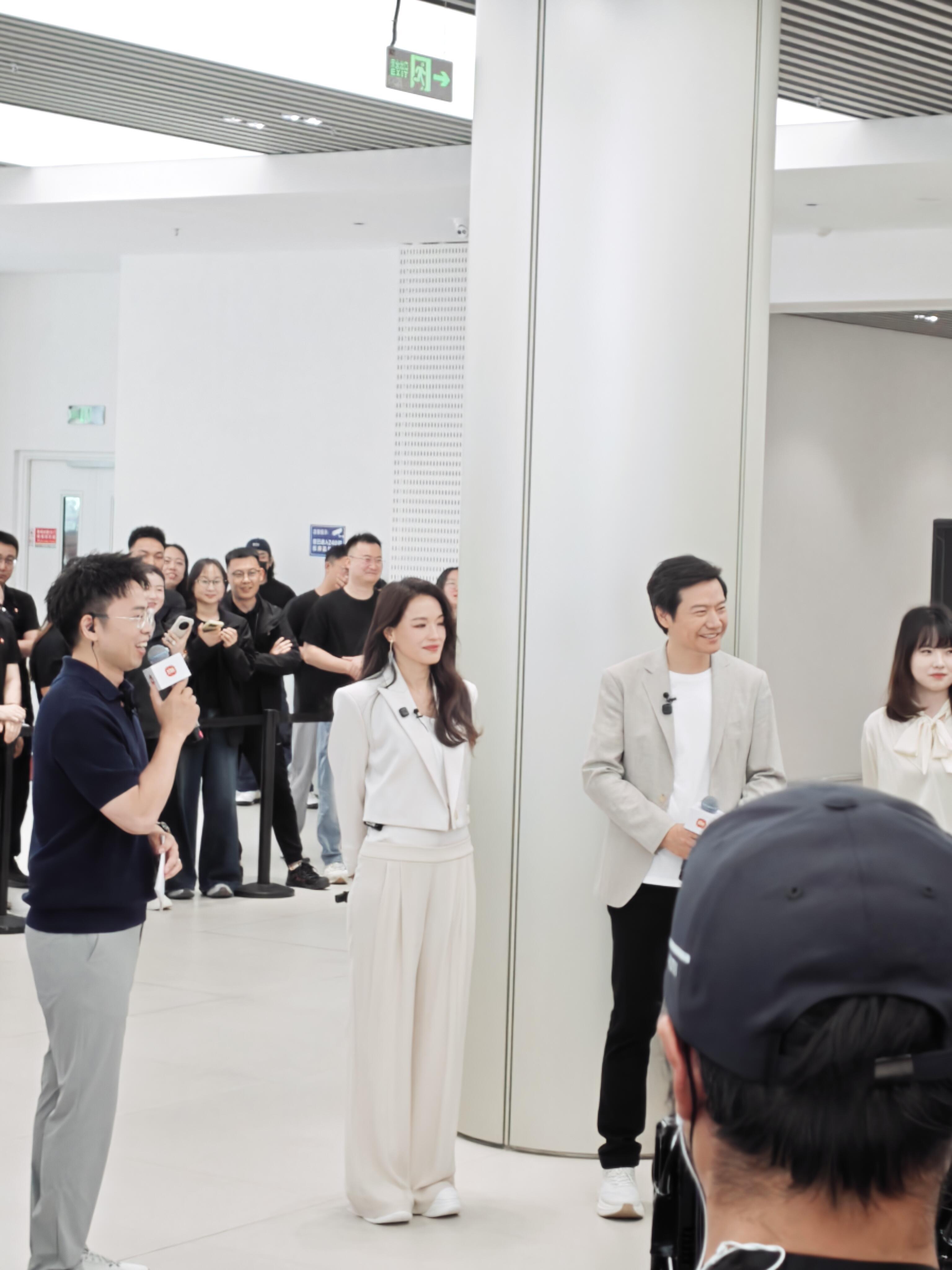 舒淇礼仪蹲 舒淇妈咪好温柔喔🥹今天交付活动上舒淇和车主们合照，都会稍蹲侧身照顾