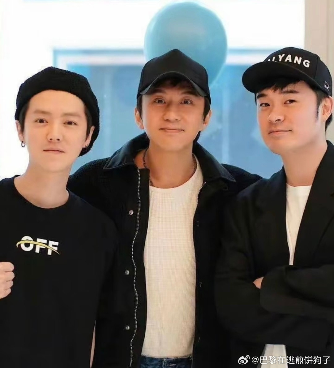 鹿晗秒猜邓超陈赫送的礼物鹿晗猜中邓超陈赫礼物哈哈哈哈哈这哪里是猜礼物，分明是鹿