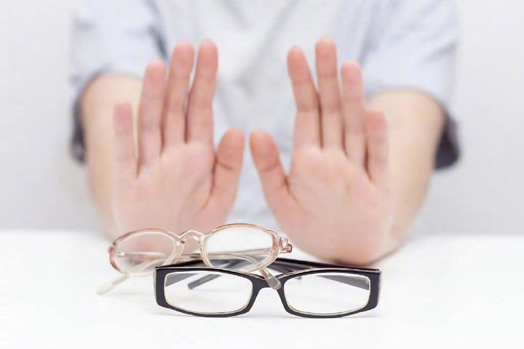 硬核研究所【高度近视建议每年都查查眼底】高度近视（通常指600度以上）的核心问题