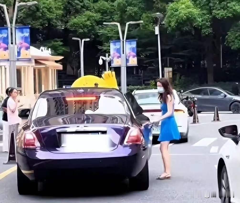 不知道你们发现没有，宗馥莉这次下车、上车，全程都是自己拉的车门，没有司机小跑