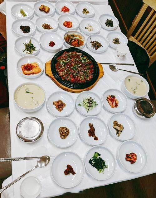 韩国饮食文化的精髓在盘盘碟碟，看着简约而不简单，我们一辈子也甭想学到。他们的菜品