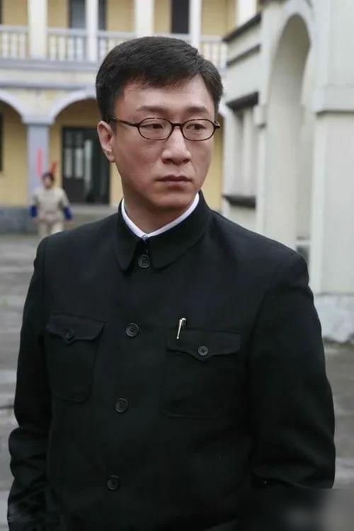 在中国电视剧历史的长河中，只有两位演员凭借一部电视剧横扫电视剧三大奖（飞天，金鹰