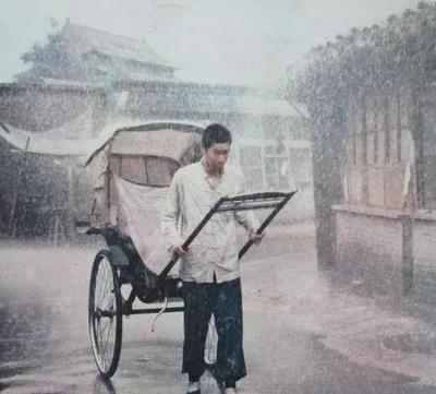 民国初年，一车夫拖着断了的胳膊，来找大夫接骨。谁知，大夫见他没钱，头也不抬得继续