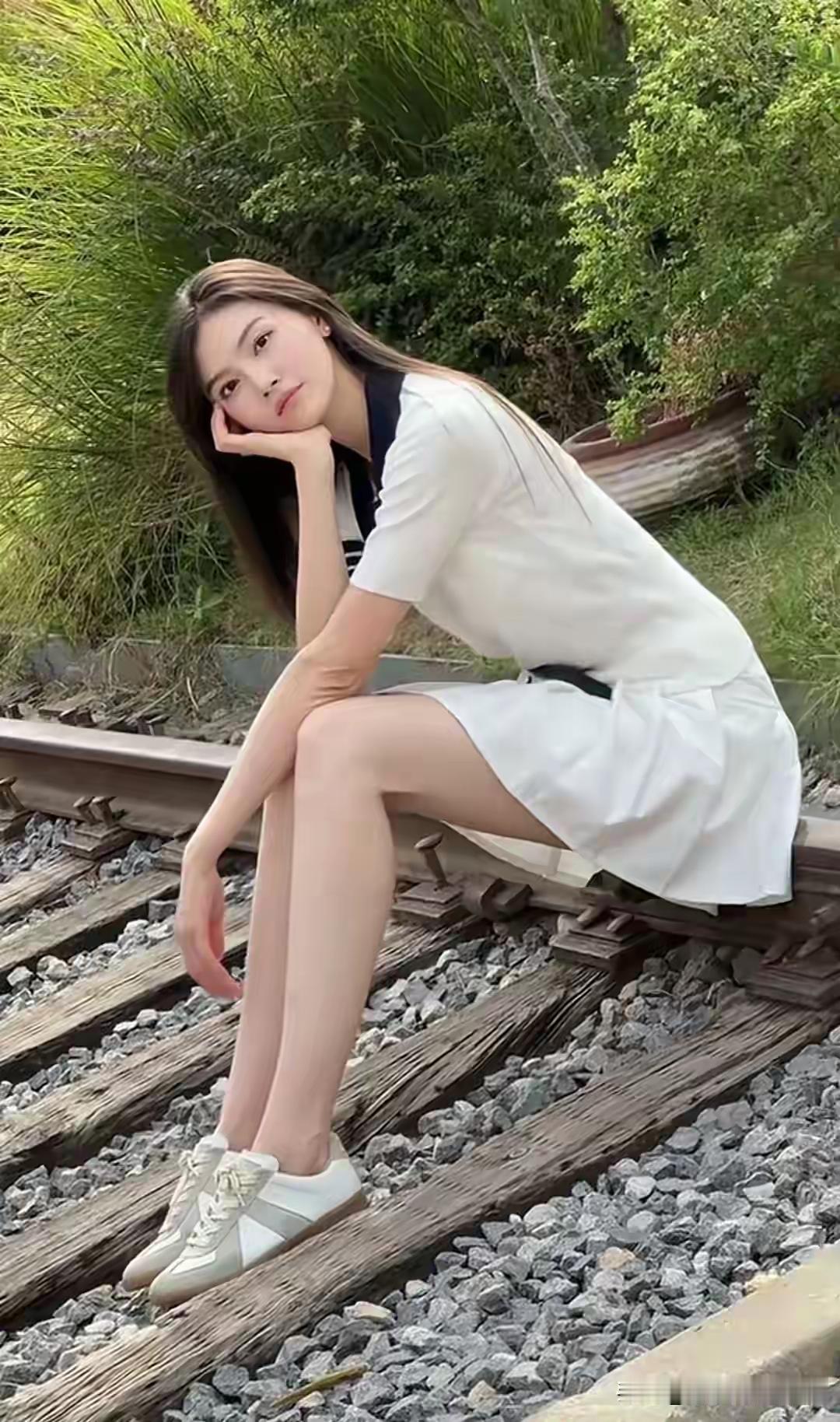 顶级车模的日常时光…远离了展台的聚光灯，略施粉黛，享受自己的休闲时光，惬意十足