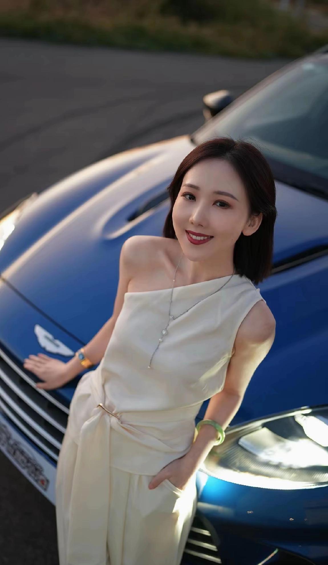 优雅车旁，白裙飘飘，笑靥如花🌸✨顶级美女车模，一颦一笑一举一动都是这样的迷人甜