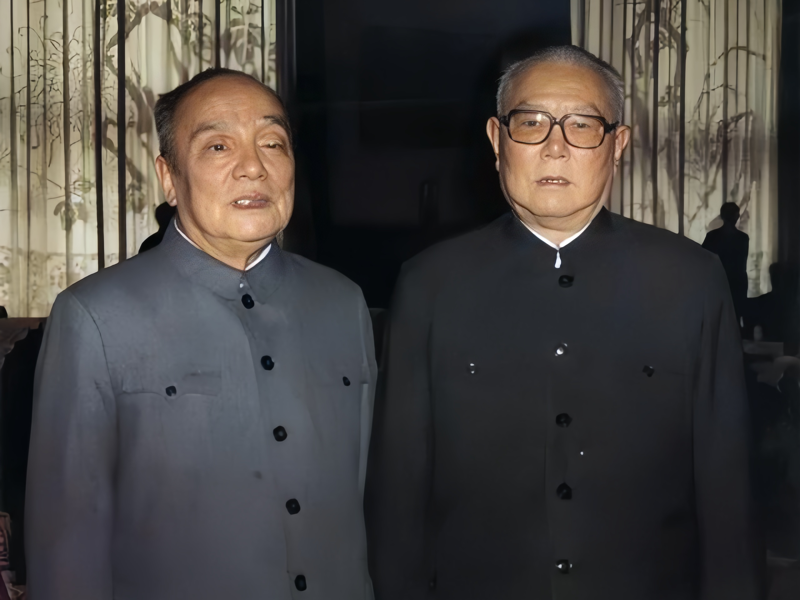 左边是杨尚昆，右边是李先念。他们两位都担任过国家主席。1983年，李先念当选为国