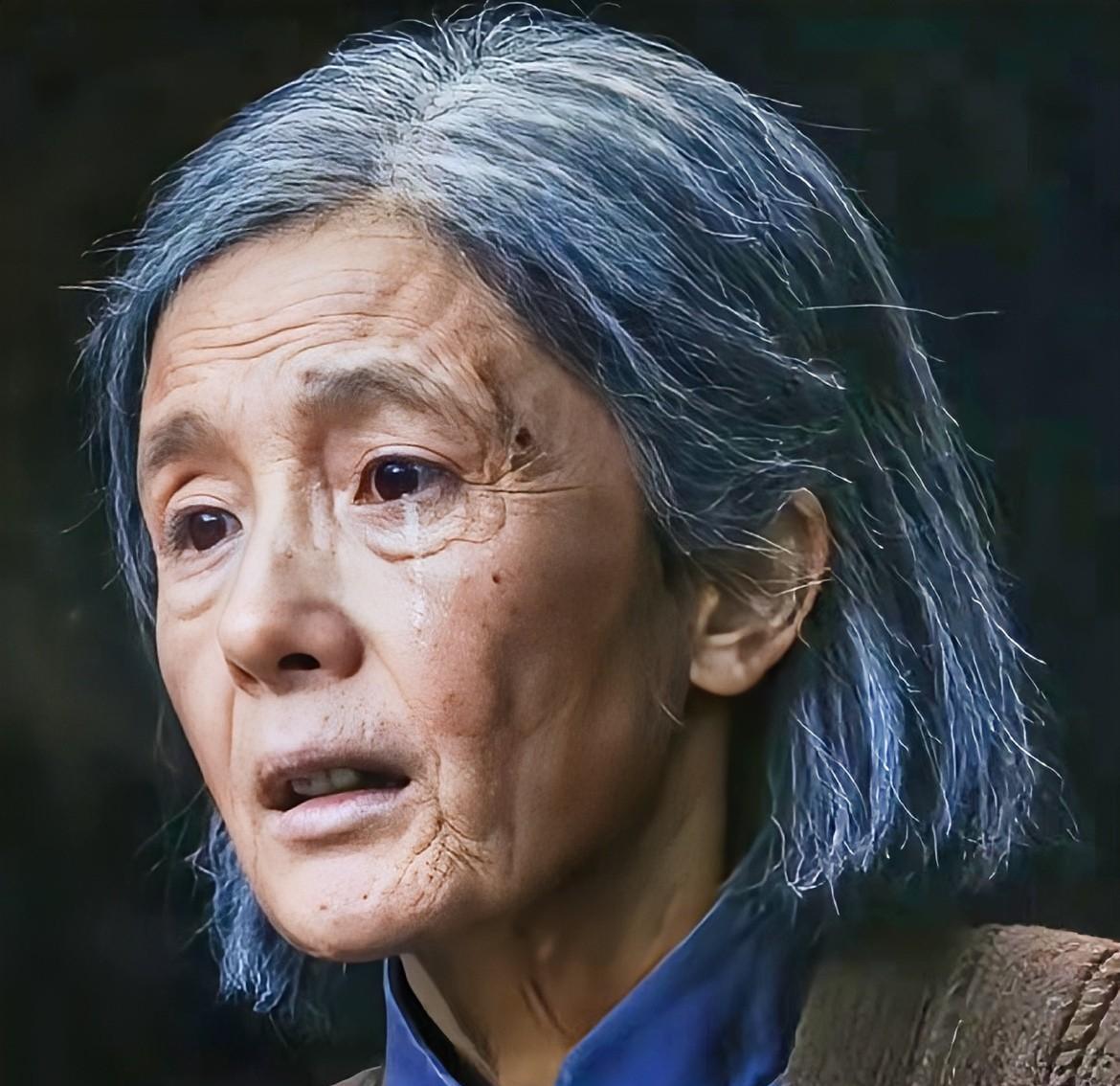杨幂的那个老年妆不能细看因为有个很严重的缺陷乍一看，杨幂饰演的老年的绣绣，