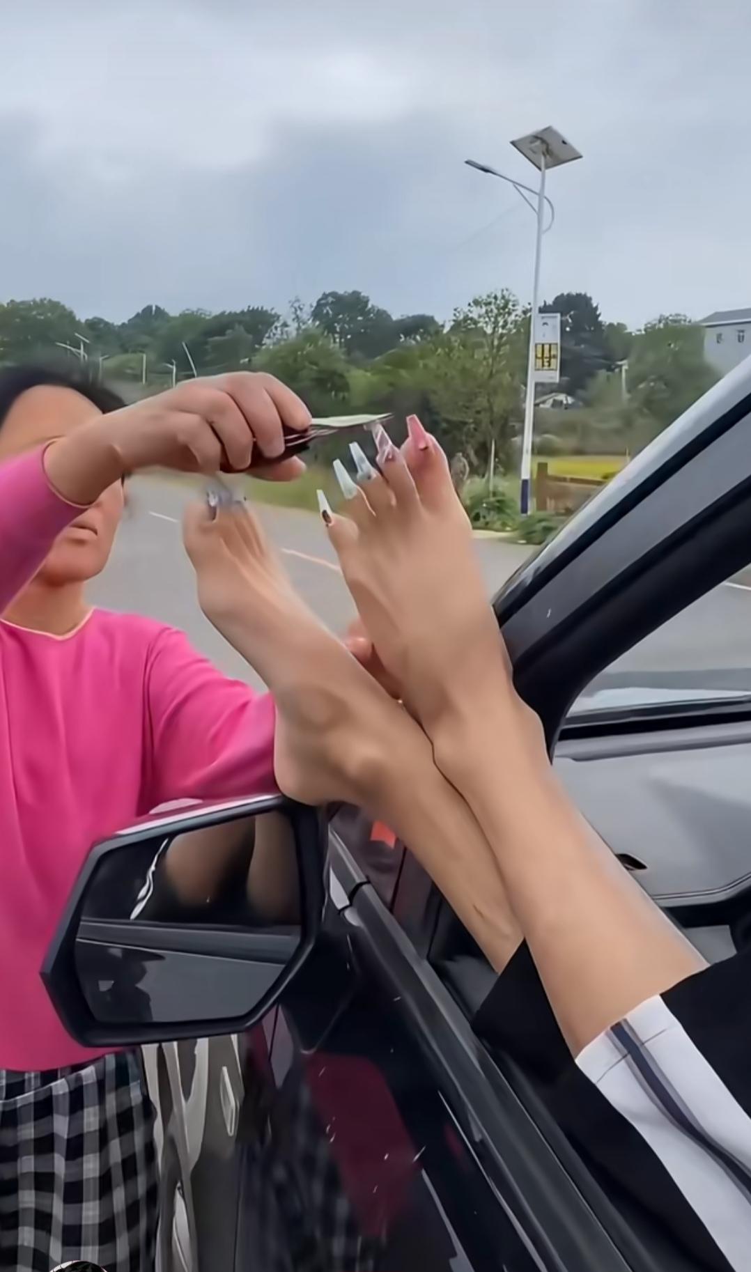 妈妈实在看不惯，趁我不注意，拿剪子把我脚趾甲给我减了，我觉得很美啊！