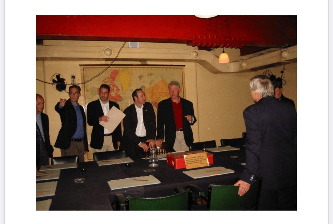 🚨🇺🇸爱泼斯坦档案：凯文。史派西与比尔。克林顿的合影曝光美国司法部最新公