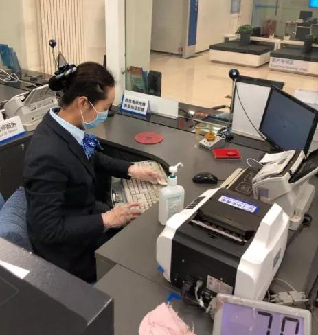 风水轮流转，这话诚不欺人。曾经，银行工作是香饽饽，稳定，福利好，尤其那12%的公